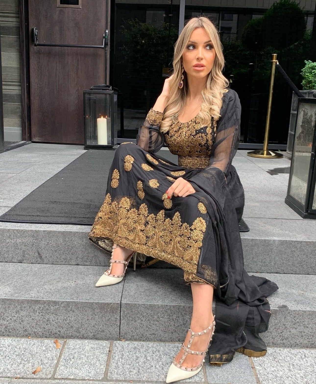 EIRA black and gold style