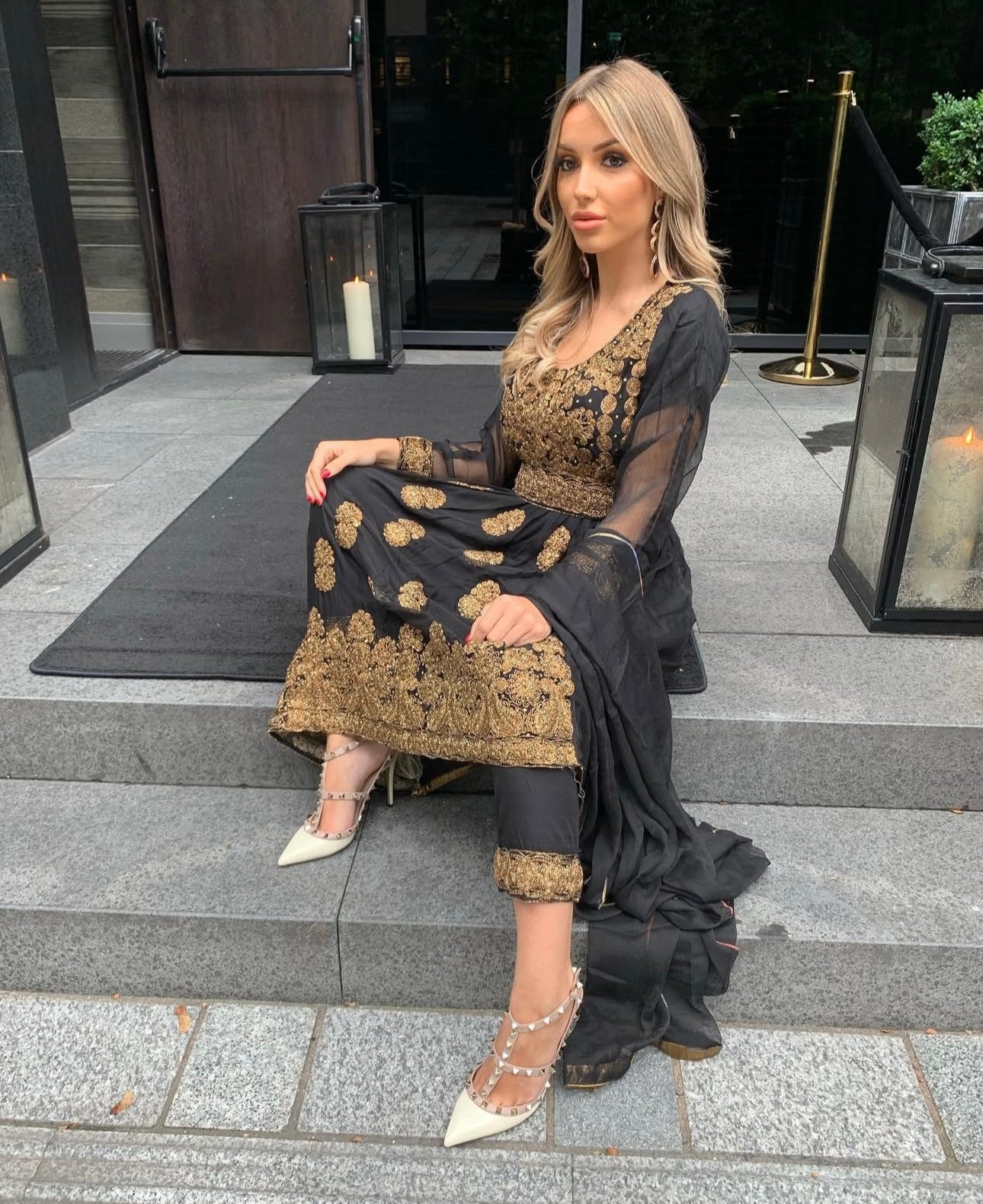 EIRA black and gold style