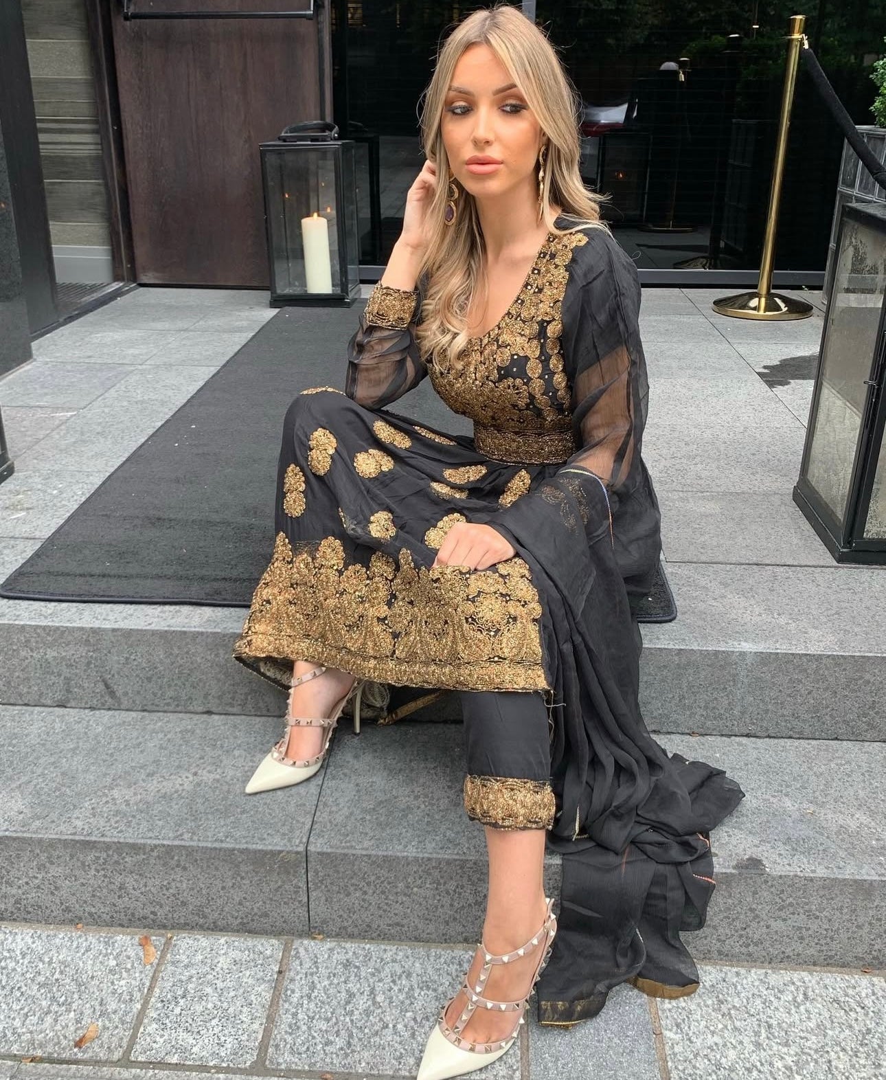 EIRA black and gold style