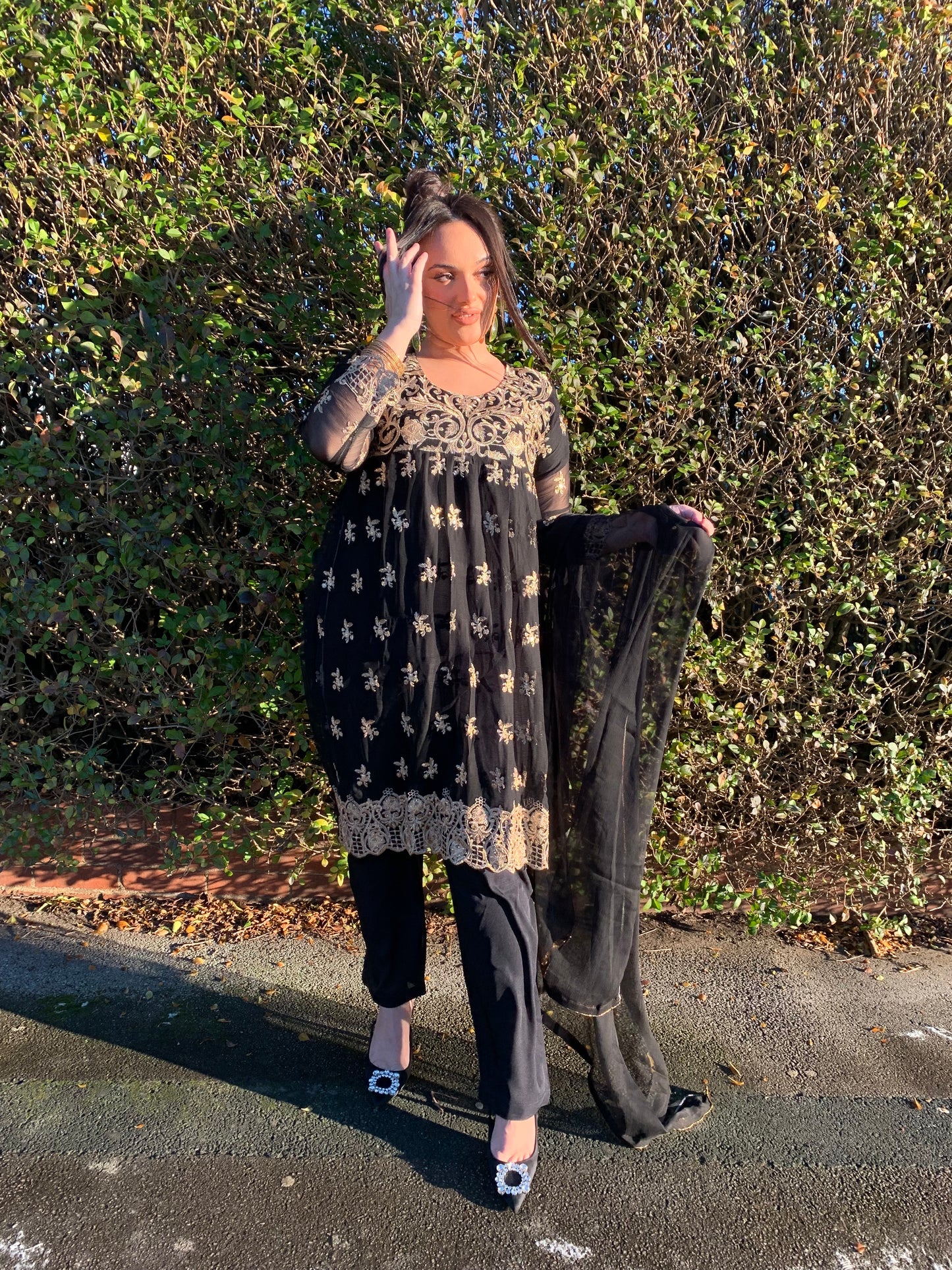 DALYLA black and gold style