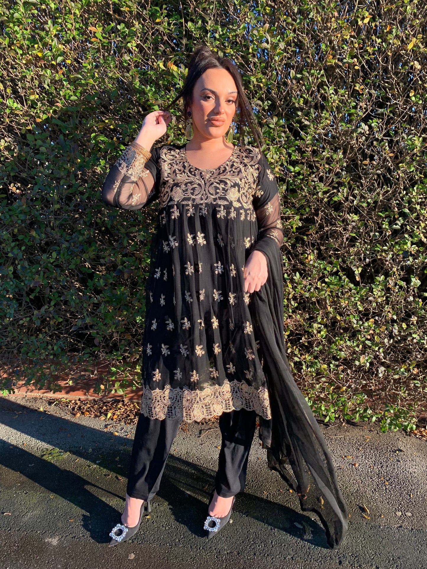 DALYLA black and gold style