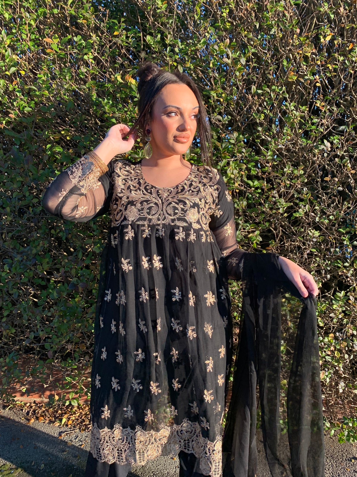 DALYLA black and gold style