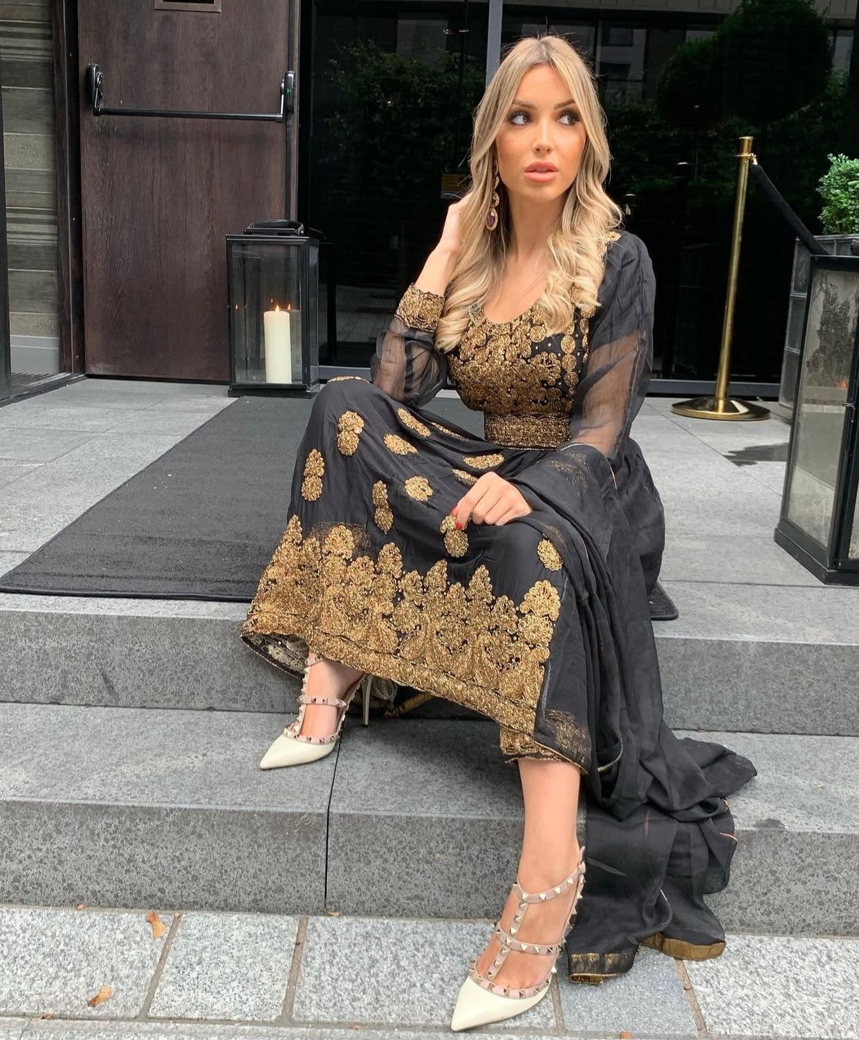 EIRA black and gold style