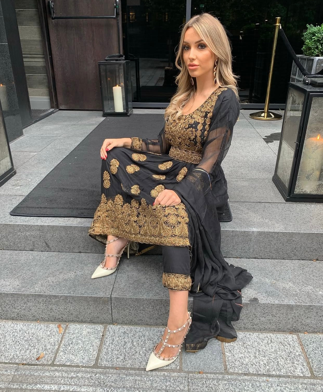 EIRA black and gold style