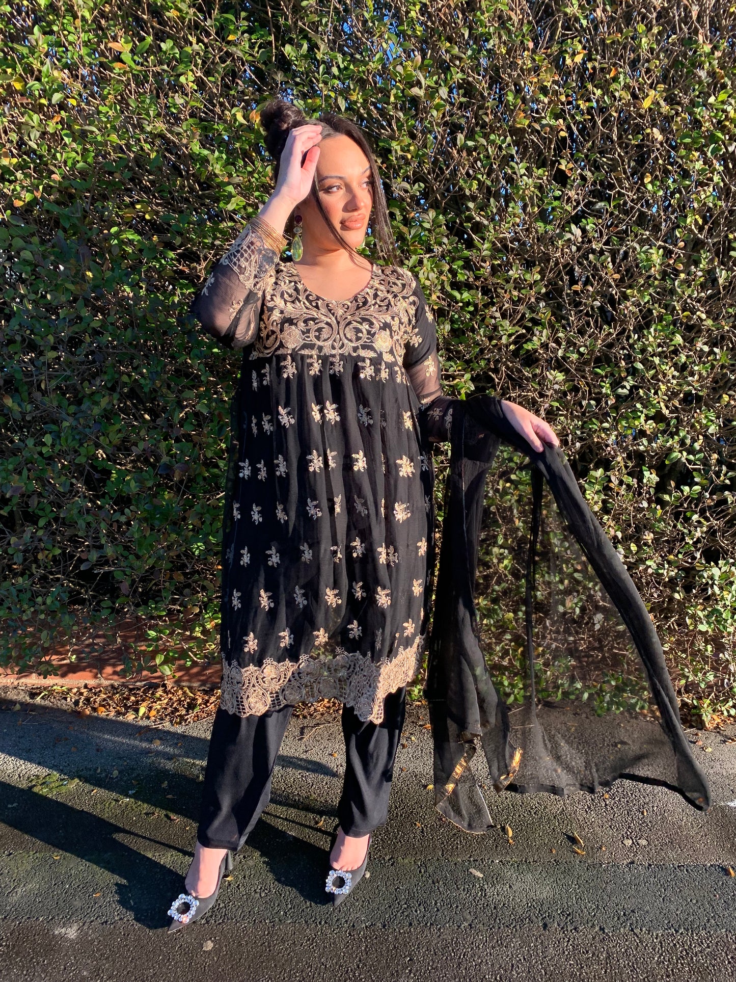 DALYLA black and gold style