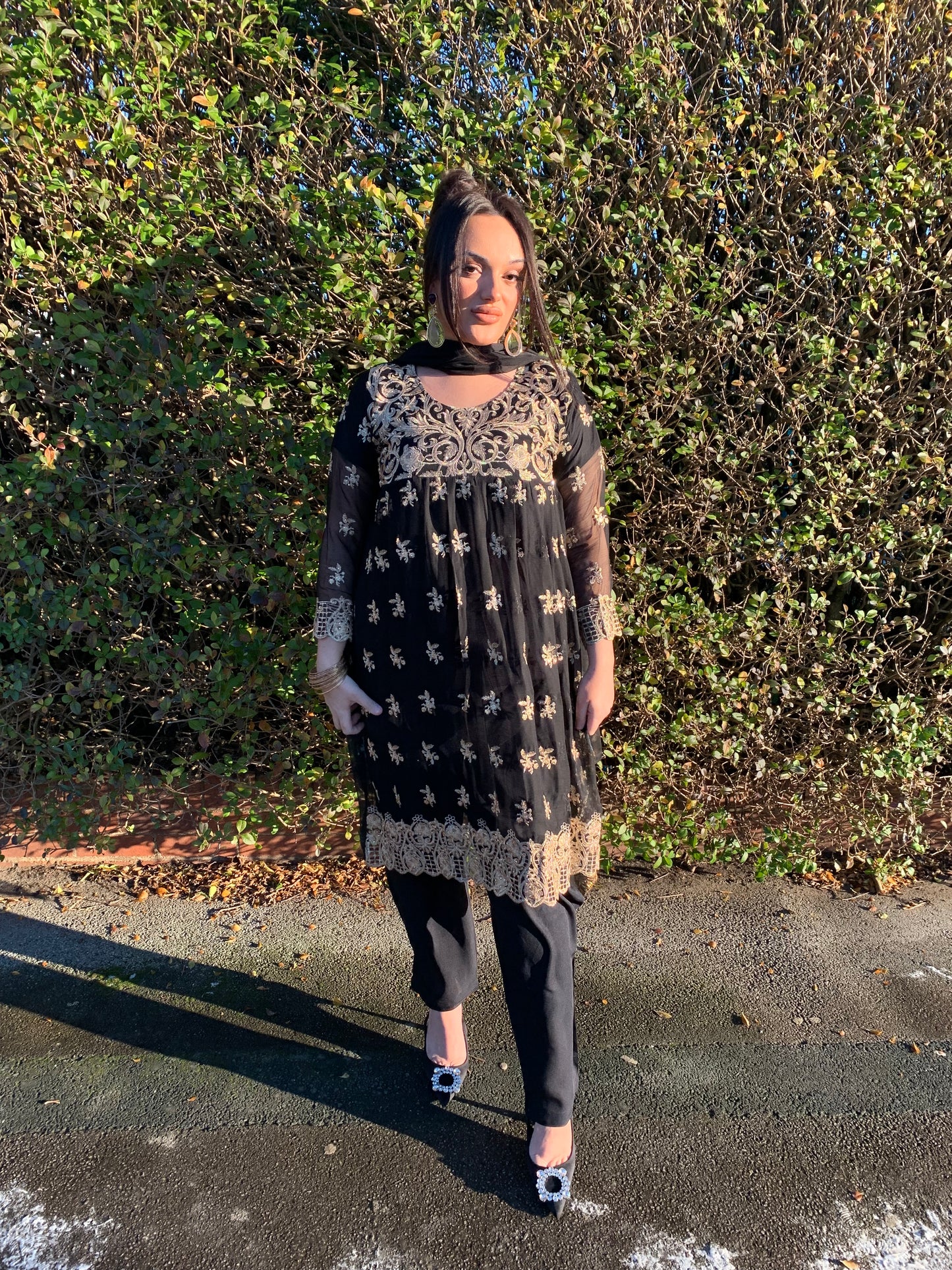 DALYLA black and gold style