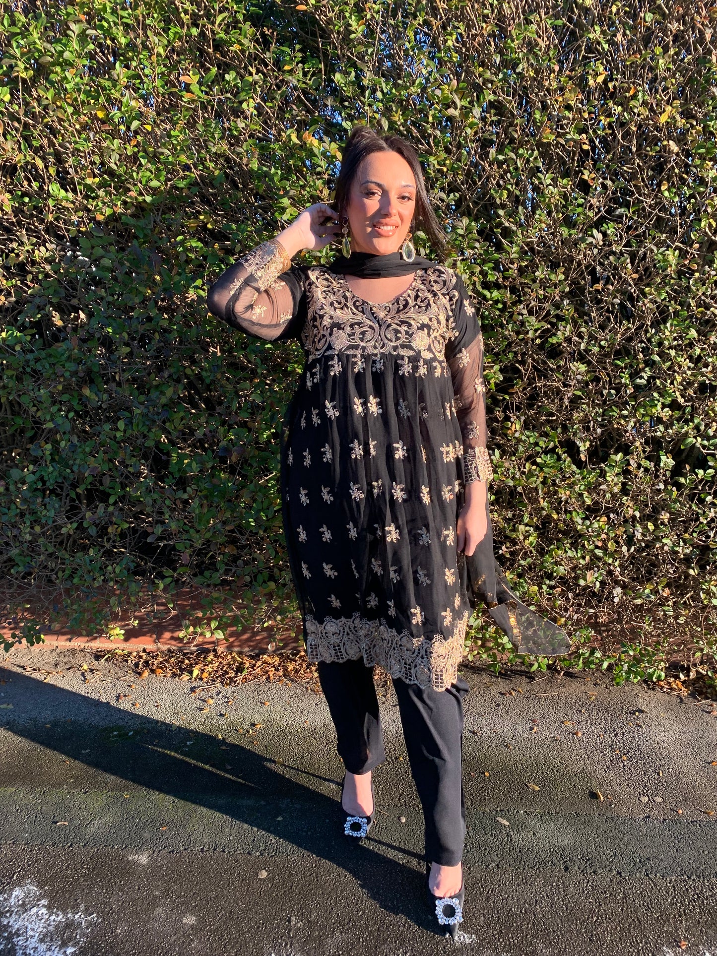 DALYLA black and gold style