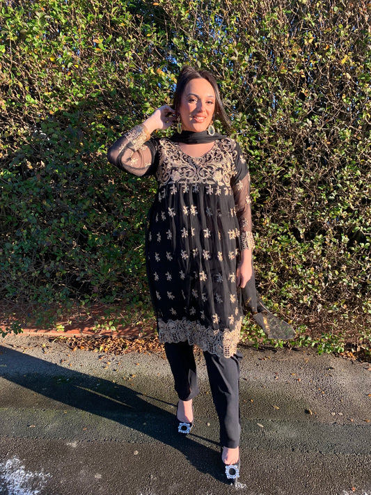 DALYLA black and gold style