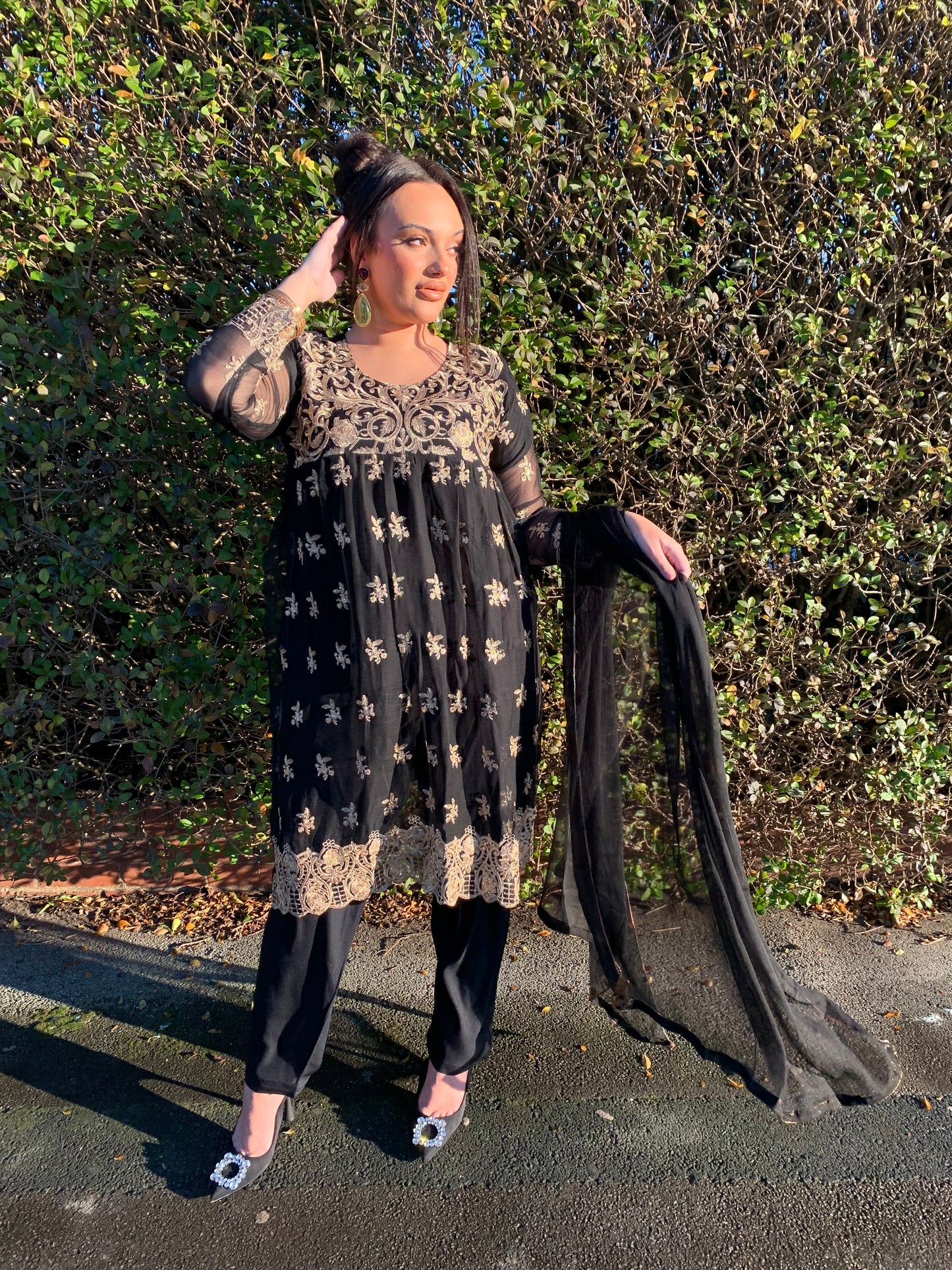 DALYLA black and gold style