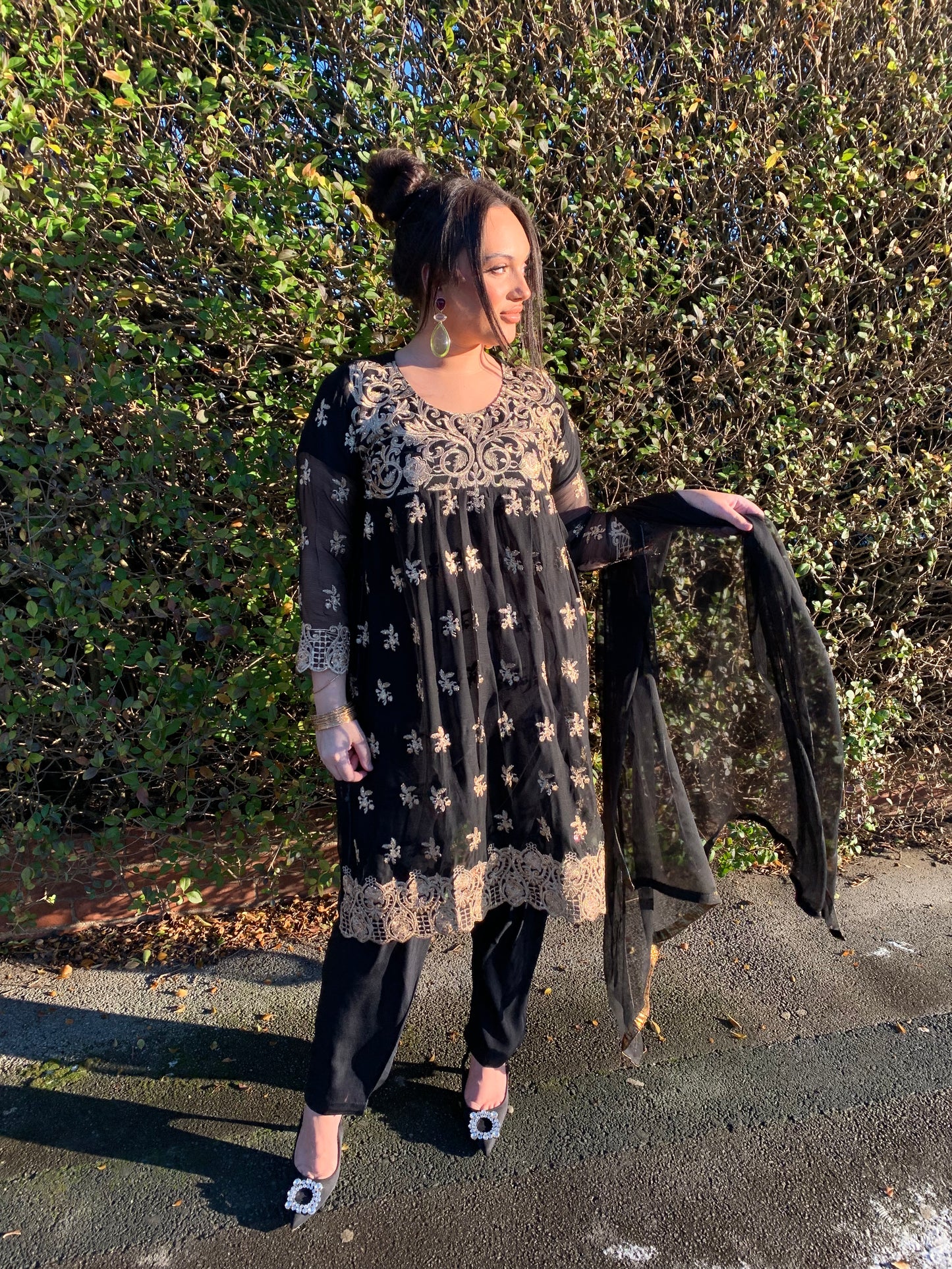 DALYLA black and gold style