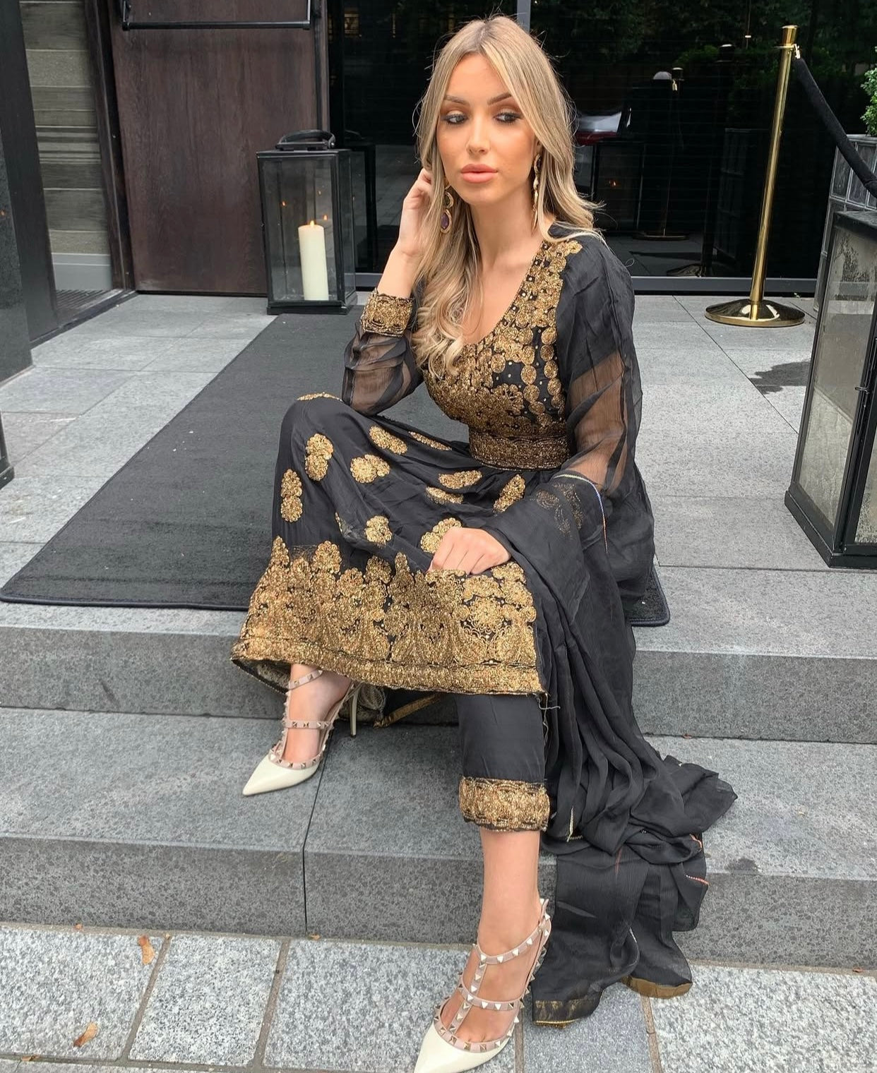 EIRA black and gold style