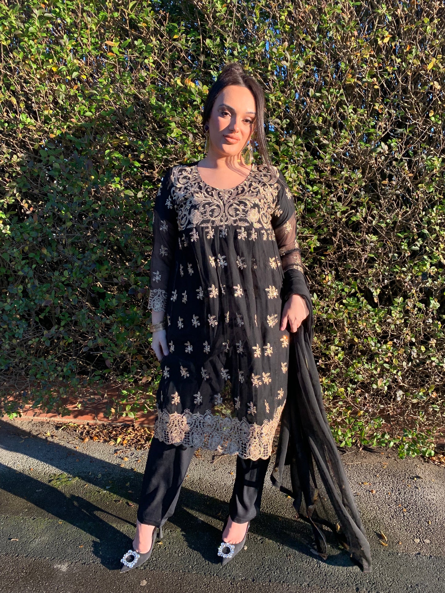 DALYLA black and gold style