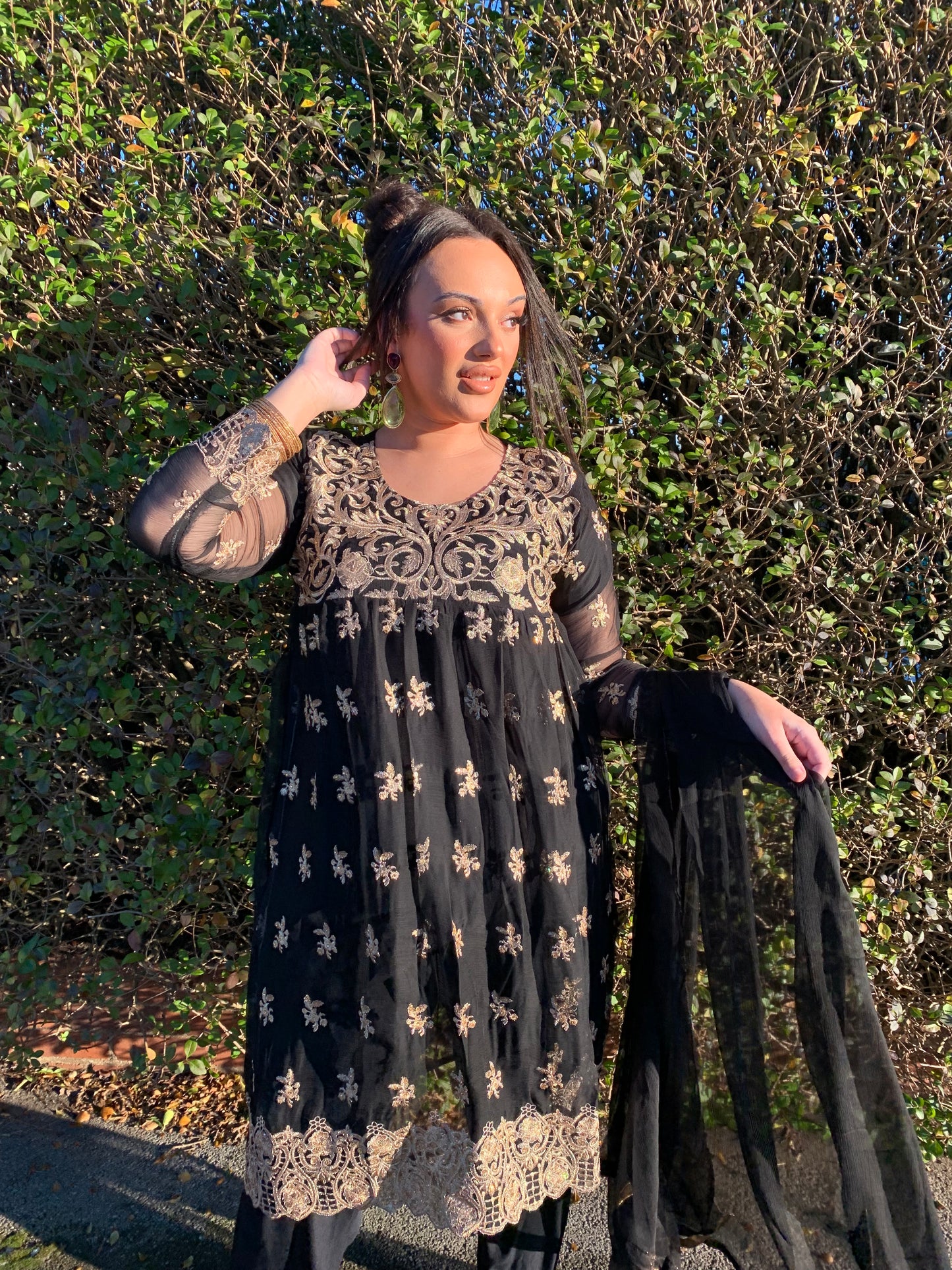 DALYLA black and gold style