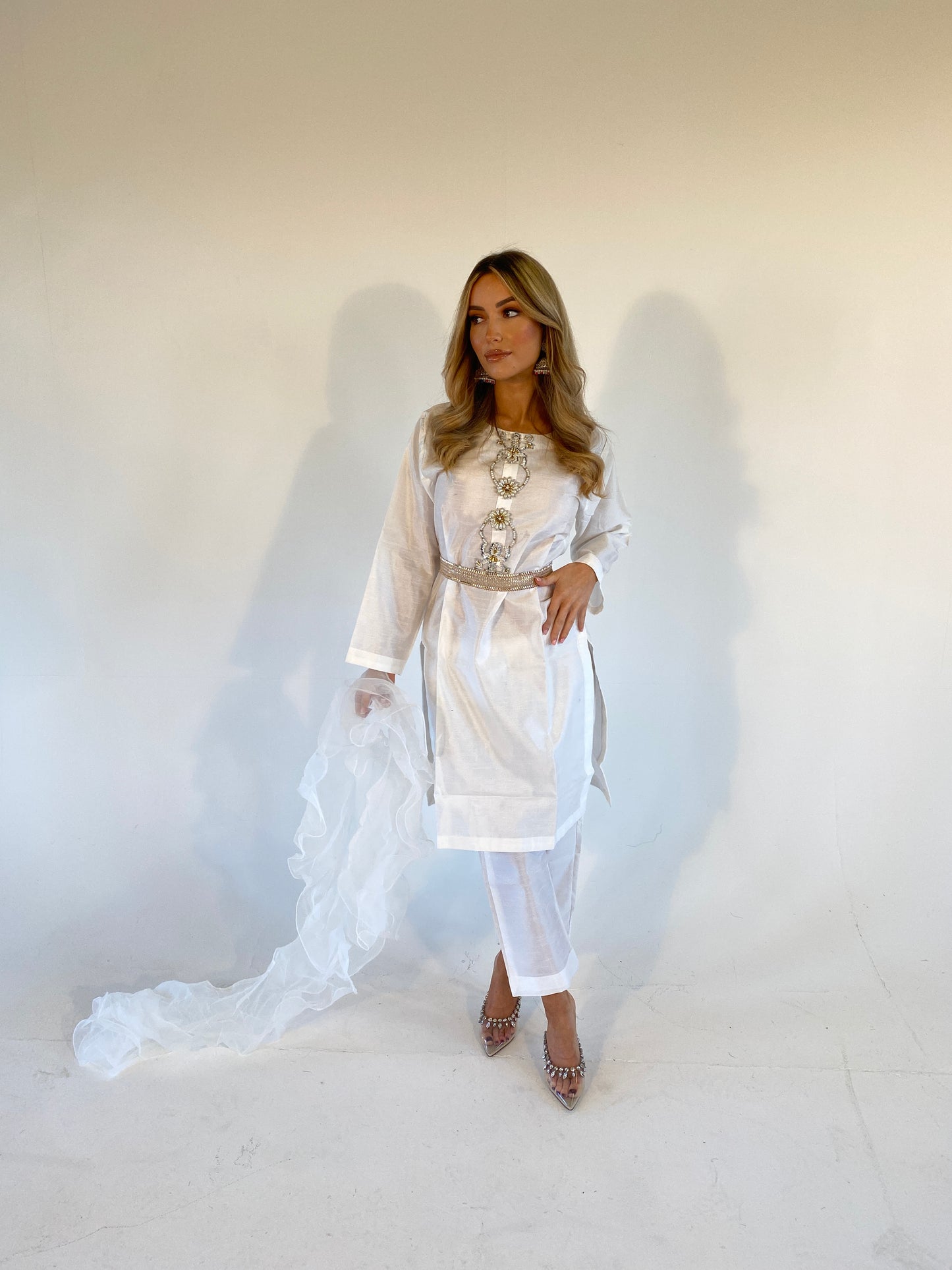 ARMONA-MONA white and gold style
